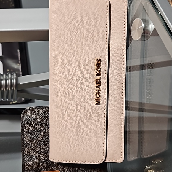 ✨️WINNERS CHOICE✨️, MICHAEL KORS WALLET/WRISTLET - Picture 6 of 6
